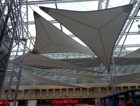 Construction métallique pour voiles dans la galerie Saint-Lambert à Liège